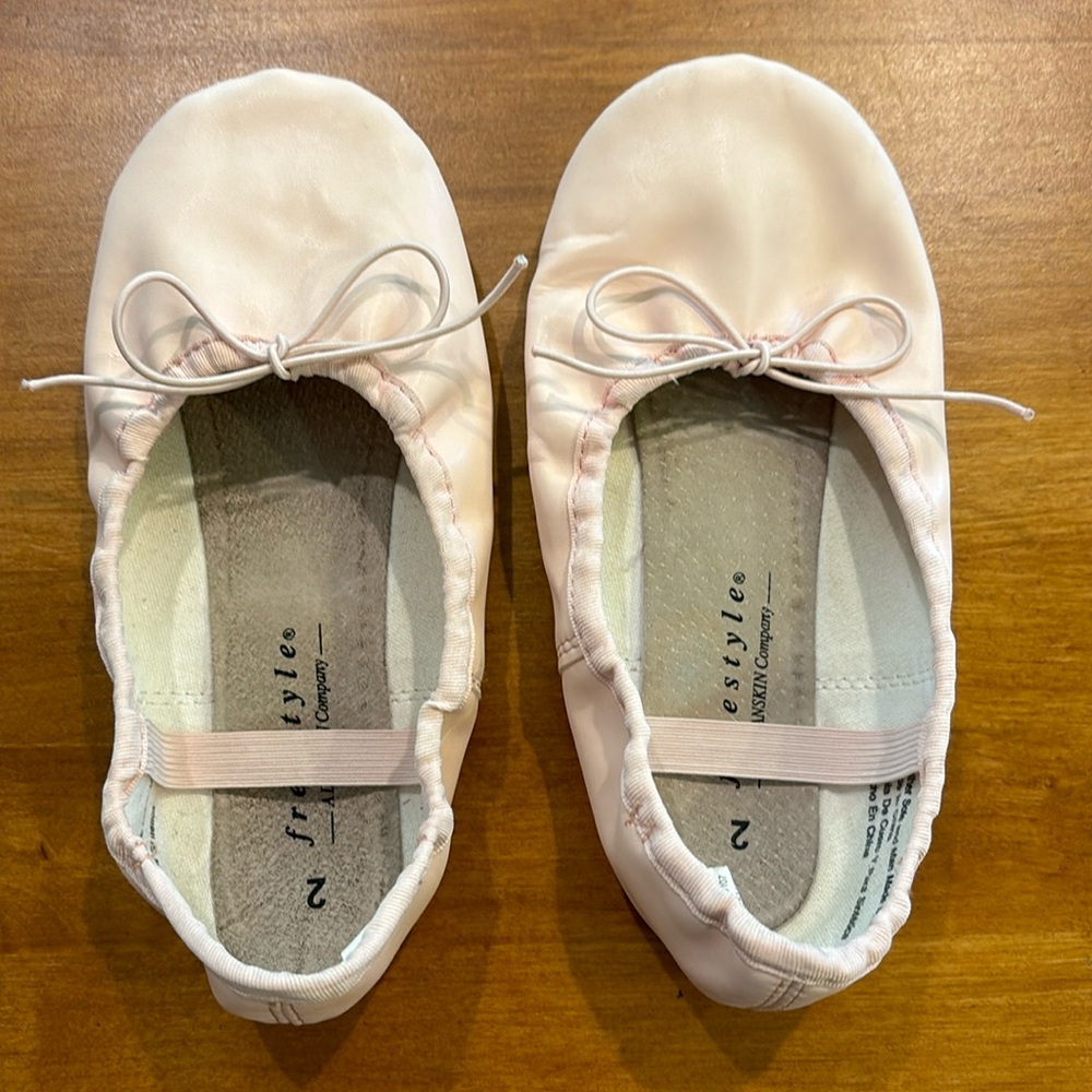 FREESTYLE by DANSKIN Girls Ballet Slippers Size 2 EUC Pale Pink Ballet Shoes 🩰